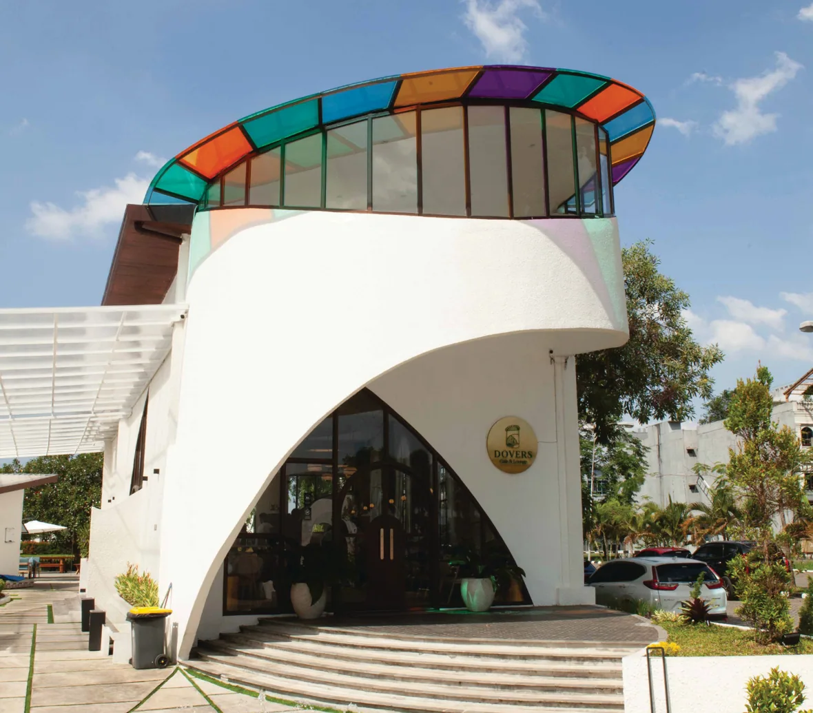 Tampak depan gedung Dovers Cafe & Lounge dari sampul menu